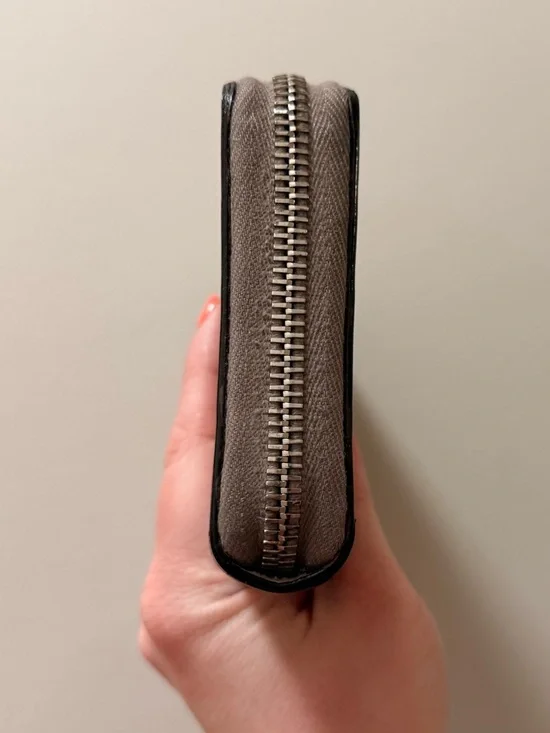 *Authentic* Gucci - Monogram Zippy Wallet - Picture 4 of 15